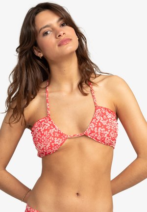 Červený květinový bikiny top s nastavitelnými ramínky, trojúhelníkovými košíčky a nabíraným středovým detailem. Materiál má hladkou, mírně lesklou strukturu.