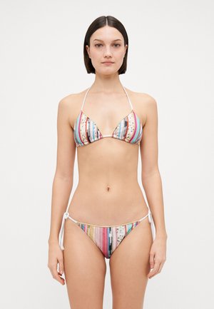 Višebojni bikini s trokutastim vrhom, s vertikalnim prugama i uzorcima. Materijali uključuju tkaninu s vezicama na dnu.