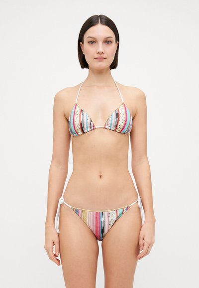 Pestrobarevný bikini s trojúhelníkovým vrškem, který má vertikální pruhy a vzory. Materiály zahrnují látku s uvazováním na spodní části.
