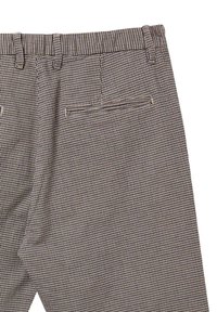 Pantalons à carreaux marron et crème avec une jambe droite, dotés d'une taille plate, d'une poche arrière et d'une texture de tissu lisse.