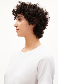 Witte katoenen t-shirt met een ronde hals en korte mouwen, voorzien van een subtiel logo op de borst en een zachte, gladde textuur.