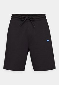Shorts de sport noirs en matière douce, dotés d'une taille élastique avec cordon de serrage, de poches latérales et d'un petit logo bleu en patch.