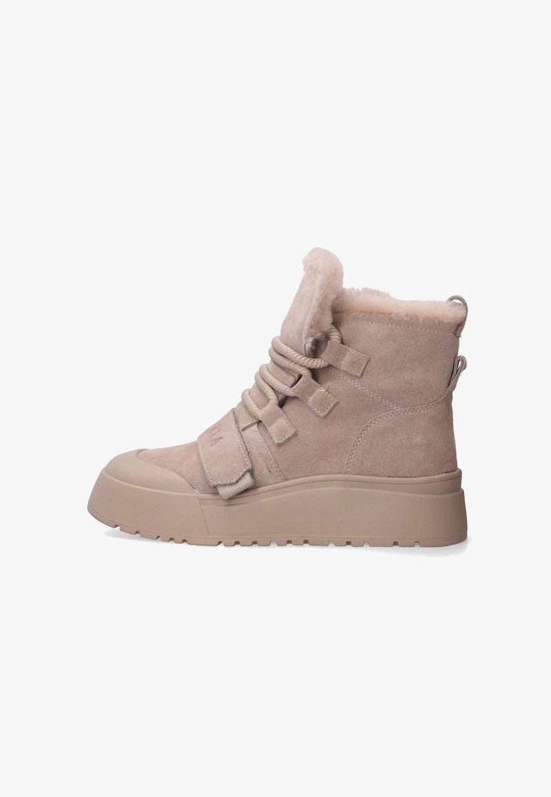 Beige suède enkellaars met een pluche bontkraag, vetersluiting en verstelbare band, voorzien van een dikke, gestructureerde rubberen zool.