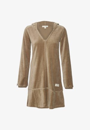 Ilgi piedurkņu brūns velūra materiāla kleita ar V-veida izgriezumu un mazu kvadrātveida etiketi tuvumā apakšmalai, attēlota uz balta fona.