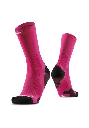 Felroze sportkousen tot halverwege de kuit met zwarte tenen en hielen, gestructureerde stof voor ondersteuning, staand weergegeven op een witte achtergrond.