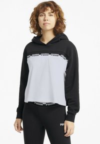 Sudadera con capucha recortada en blanco y negro, que presenta un audaz logotipo "PUMA" en el pecho. Tejido suave con un ajuste relajado y mangas largas.