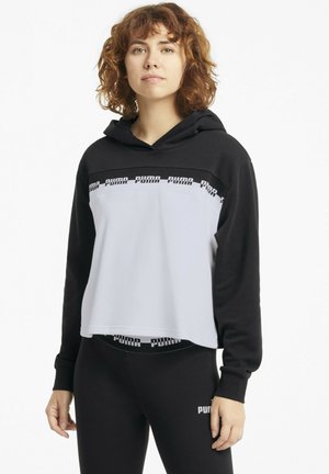 Sudadera con capucha recortada en blanco y negro, que presenta un audaz logotipo "PUMA" en el pecho. Tejido suave con un ajuste relajado y mangas largas.