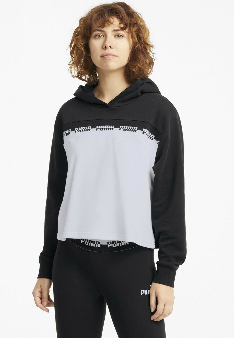 Sudadera con capucha recortada en blanco y negro, que presenta un audaz logotipo "PUMA" en el pecho. Tejido suave con un ajuste relajado y mangas largas.