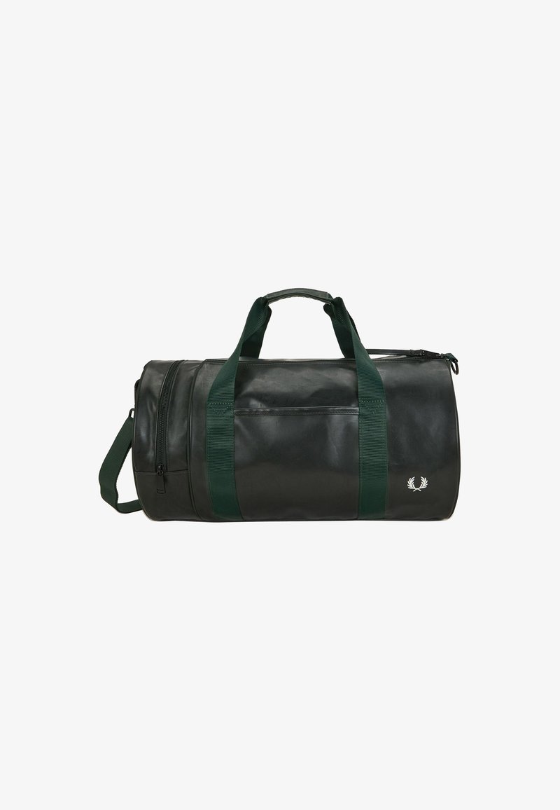 Borsa da viaggio in pelle nera con manici intrecciati verdi, una tasca con zip su un lato e un logo bianco sul davanti. Texture liscia, forma cilindrica.