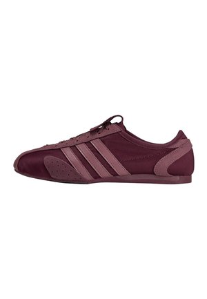 Sneaker basso color granata con tre strisce tonali sul lato, chiusura con lacci e dettagli in camoscio su punta e tallone.