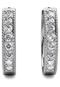 Zilveren creolen met zeven ronde, heldere stenen in een rechte lijn geplaatst, met een gestructureerde rand voor extra detail.