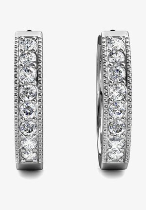 Zilveren creolen met zeven ronde, heldere stenen in een rechte lijn geplaatst, met een gestructureerde rand voor extra detail.