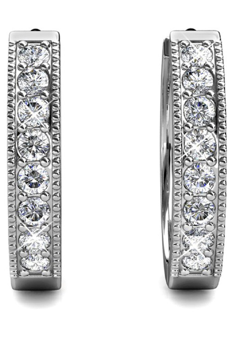 Zilveren creolen met zeven ronde, heldere stenen in een rechte lijn geplaatst, met een gestructureerde rand voor extra detail.