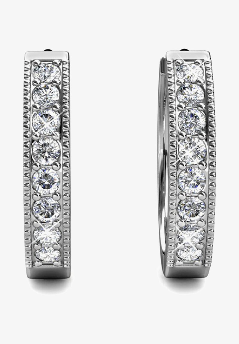 Zilveren creolen met zeven ronde, heldere stenen in een rechte lijn geplaatst, met een gestructureerde rand voor extra detail.