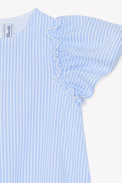 Φόρεμα με ανοιχτό μπλε και λευκές ρίγες, στρογγυλή λαιμόκοψη και κοντά μανίκια με βολάν. Κατασκευασμένο από ελαφρύ ύφασμα, με απαλό ύφος.