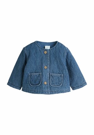 Denimjakke med quiltet tekstur, rund halsudskæring, lange ærmer, to forlommer og træknapper i en medium blå nuance.