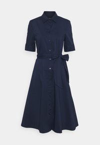 Mörkblå skjortklänning med korta ärmar, krage, knappstängning fram samt midjeband som svänger ut till en knälång fåll.