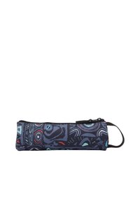 Gevoerde pennenzak in donkere stof met abstracte patronen in teal, rood en blauw. Inclusief een kleine zwarte handgreep voor gemakkelijke draagbaarheid.