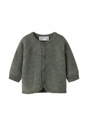 Grüne, weiche Strickjacke mit langen Ärmeln, abgerundetem Saum, Knopfverschluss und gerippten Bündchen. Hergestellt aus wollähnlichem Stoff.
