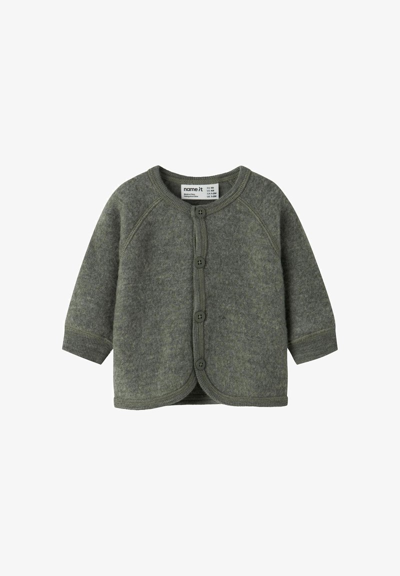Cardigan vert en maille douce avec manches longues, ourlet arrondi, boutons et poignets côtelés. Fabriqué en tissu semblable à la laine.