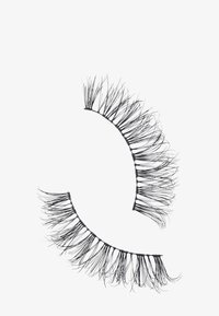 Valse wimpers in het zwart, met ongelijke lengtes, fijne strengen en een delicate, gelaagde textuur. Gebogen vorm voor een verbeterde applicatie.