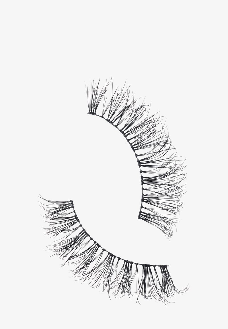 Künstliche Wimpern in Schwarz, mit ungleichen Längen, feinen Strängen und einer zarten, schichtartigen Textur. Gebogene Form für eine verbesserte Anwendung.