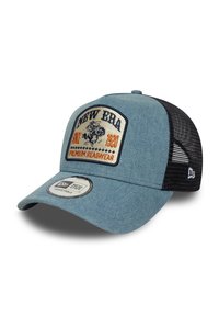 Gorra de denim azul con una parte posterior de malla negra, que presenta un parche rectangular con "NEW ERA" y un logo de caballo. Correa ajustable debajo de la visera.
