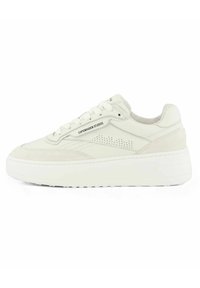 Sneakers bianchi realizzati con un mix di pelle liscia e camoscio, caratterizzati da dettagli perforati, una suola bianca spessa e un logo discreto sul lato.