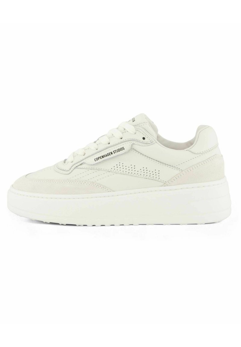 Sneakers bianchi realizzati con un mix di pelle liscia e camoscio, caratterizzati da dettagli perforati, una suola bianca spessa e un logo discreto sul lato.