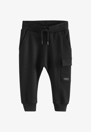 Sorte børne joggingbukser med elastik i taljen, snøre, sidelommer, ribkanter og en klaplommek med et lille mærke på højre ben.