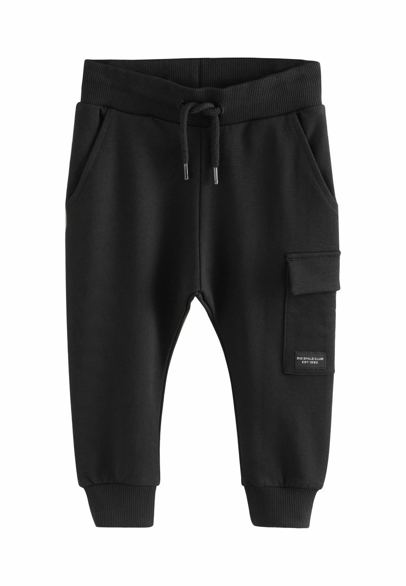 Pantaloni della tuta neri realizzati in tessuto morbido. Presentano una vita elastica, un cordoncino, tasche laterali e una tasca cargo con una toppa logo.