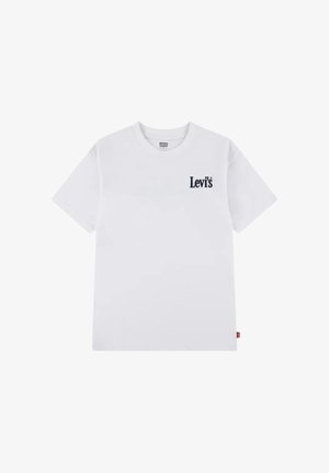 Camiseta blanca de manga corta con cuello redondo, con pequeño logo negro de Levi's en el pecho izquierdo y una etiqueta roja de Levi's en el dobladillo.