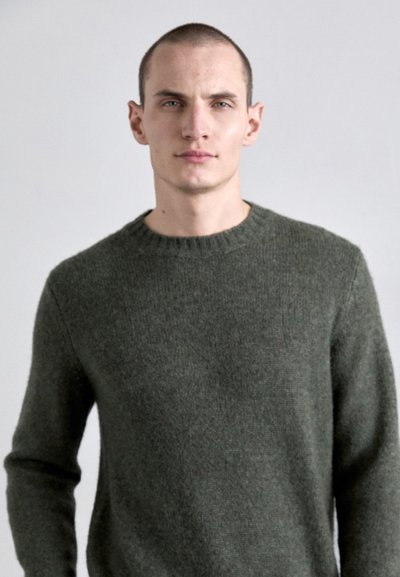 NN.07 Stickad tröja - khaki