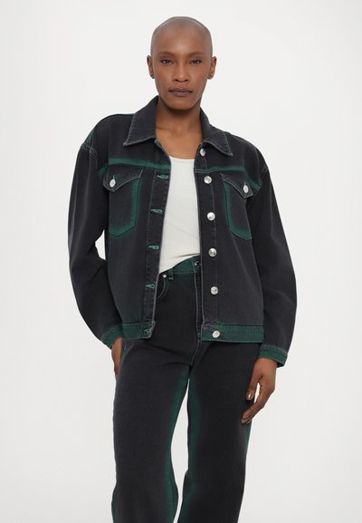Veste en denim noir avec des accents verts, des boutons en argent et deux poches avant. Le design présente une coupe décontractée et des détails de couture visibles.