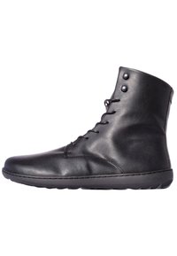 Stivali ankle in pelle nera con texture liscia, punta arrotondata, chiusi con lacci, evidenziati da due bottoni decorativi sulla parte superiore.