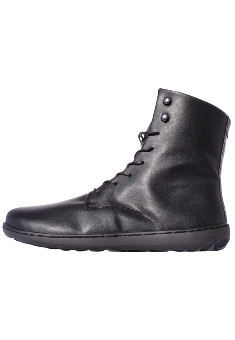 Stivali ankle in pelle nera con texture liscia, punta arrotondata, chiusi con lacci, evidenziati da due bottoni decorativi sulla parte superiore.