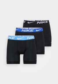 Tri páry čiernych boxeriek s kontrastnými elastickými pásikmi: dve s čiernym a modrým logom Nike, jedna s modrým pásom.
