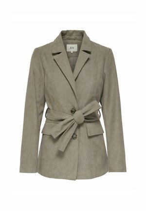 Suedejakke i lys grå, med en knappekrage, lange ermer, frontknapper og et knyttet belte i livet for definisjon.