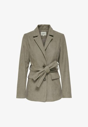 Suedejakke i lys grå, med en knappekrage, lange ermer, frontknapper og et knyttet belte i livet for definisjon.