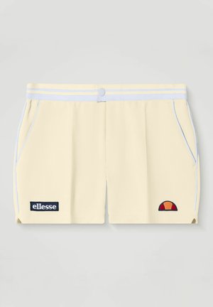 Pantalones cortos de color crema con cinturilla de rayas blancas y azul claro, bolsillos laterales, parche con el logo de ellesse en la pierna izquierda y logo semicircular de color naranja-rojo en la pierna derecha.