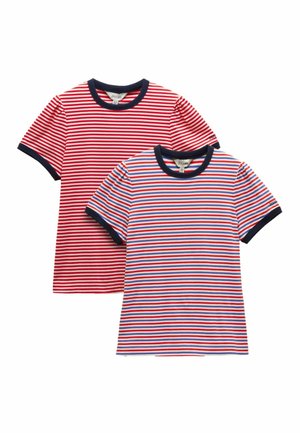Zwei kurzärmelige gestreifte T-Shirts mit marineblauen Kragen und Bündchen; eines mit roten und weißen Streifen, das andere mit roten, weißen und blauen Streifen.
