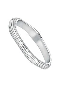 Anillo de plata con un diseño liso y redondeado, adornado con líneas paralelas texturizadas alrededor de su superficie, creando un sutil efecto de rayas.