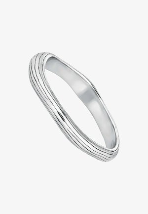 Anillo de plata con un diseño liso y redondeado, adornado con líneas paralelas texturizadas alrededor de su superficie, creando un sutil efecto de rayas.