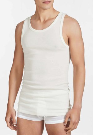 Canottiera bianca in cotone con scollo a U e spalline sottili, abbinata a boxer bianchi. Tessuto liscio, silhouette aderente.