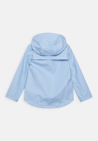 Jasnoniebieska wodoodporna kurtka z kapturem, z długimi rękawami i luźnym krojem. Posiada gładką teksturę oraz otwór wentylacyjny z tyłu.