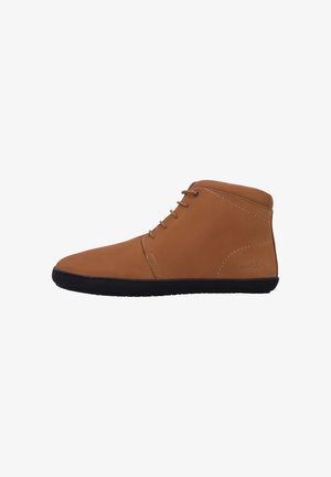 Brauner Leder-Stiefelette mit schwarzer Sohle, vorderer Schnürung und minimalen Nähten, im Seitenprofil vor weißem Hintergrund dargestellt.