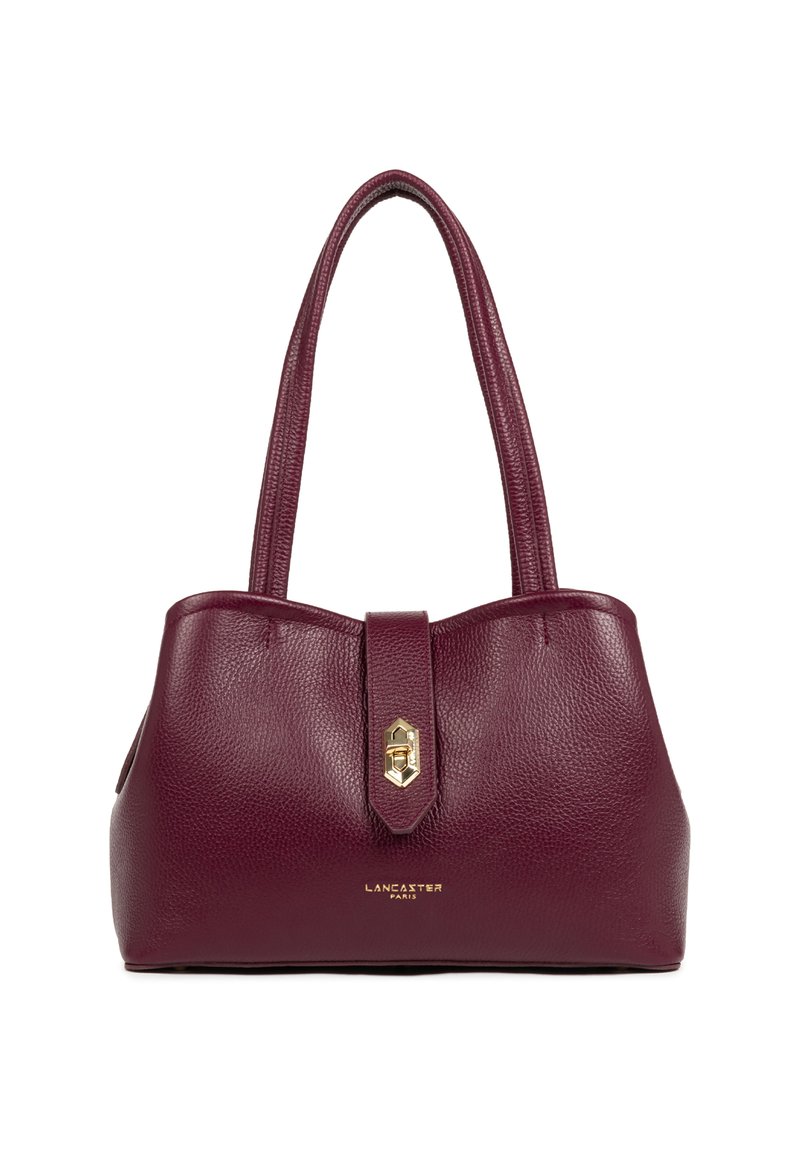 Sac à main en cuir bordeaux avec surface texturée, double poignées courtes, quincaillerie dorée et fermeture à clasp à l'avant. Étiquette de marque visible.