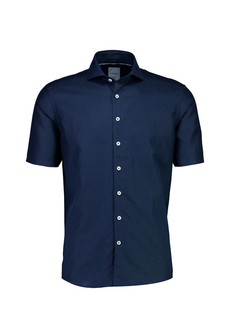 Camisa de manga corta, de color azul marino, con botones, hecha de tela ligera. Presenta un cuello puntiagudo y botones blancos en la parte frontal.