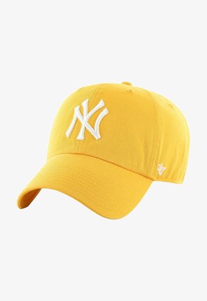 Żółta czapka baseballowa z białym logo New York Yankees wyszywanym z przodu oraz małym białym logo marki z boku.
