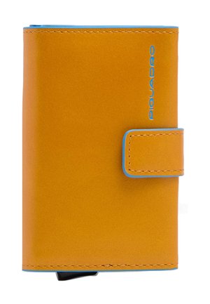 Portafoglio compatto in pelle color cuoio con bordi blu e chiusura a scatto, con il logo verticale blu "Piquadro" sul davanti.